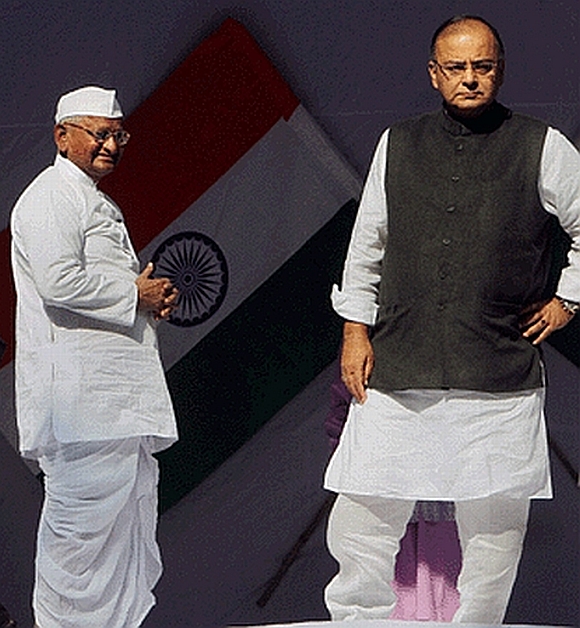 Anna Hazare with BJP leader Arun Jaitley at the Lokpal debate in Jantar Mantar