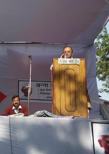 Jaitley addresses the crowd at Jantar Mantar, as Team Anna member Arvind Kejriwal watches on