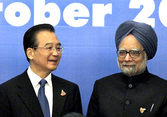 China's Premier Wen Jiabao with Indian Prime Minister Manmohan Singh during at the 5th East Asia Summit in Hanoi, October 30, 2010