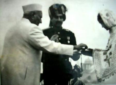 Mrs Sekhon receives the Param Vir Chakra her husband Flying Officer Nirmal Jit Singh Sekhon won for his courage from President V V Giri.