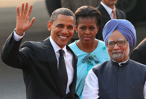 PM Singh greets US President Obama in New Delhi