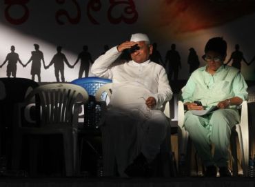 Anna Hazare with Kiran Bedi at a rally in Bangalore