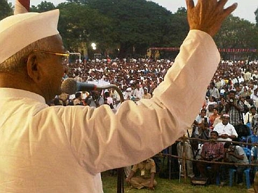 Hazare addresses his supporters at Chennai