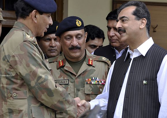 Pakistan prime minister Gilani with army chief Kayani