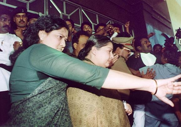 Jayalalitha leaves a court in the Chennai on February 2, 2000 with Sasikala