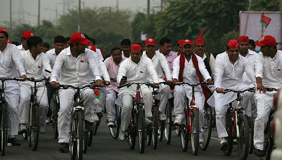Akhilesh Yadav (with cell phone) during his Ummeed Ki Cycle rally