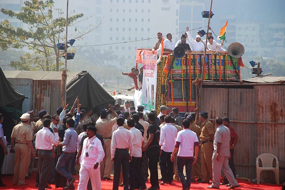Anna Hazare arrives at MMRDA grounds with Kiran Bedi and other supporters