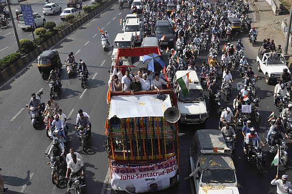 Anna's vehicle flanked by his supporters