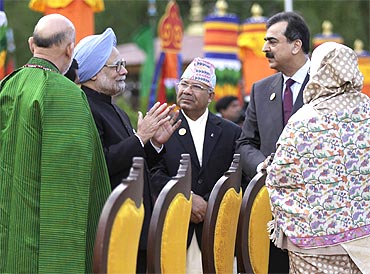 Prime Minister Manmohan Singh speaks with his Pakistani counterpart Yusuf Raza Gilani during the closing ceremony of the 16th SAARC summit in Thimphu