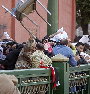 Opponents and supporters of Egypt's President Hosni Mubarak fought with fists, stones and clubs in Cairo