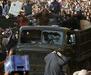 Pro and anti-Mubarak supporters clash at Tahrir Square