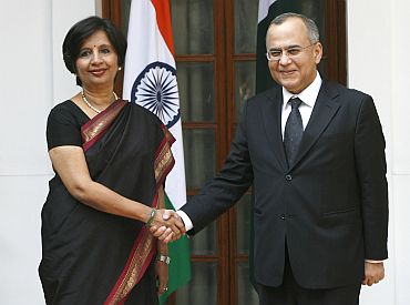 Foreign Secretary Nirupama Rao (L) shakes hands with her Pakistani counterpart Salman Bashir before their meeting in New Delhi on February 25, 2010