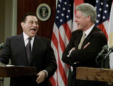 Mubarak shares a light moment with formers US President Bill Clinton