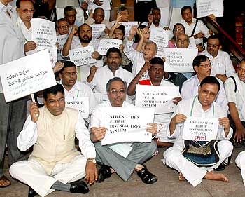MPs protest outside Parliament against price rise