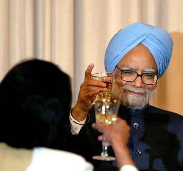 Prime Minister Manmohan Singh raises a toast with Condoleezza Rice, then US Secretary of State