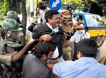 Police arrests protesting students in Hyderabad on Monday