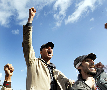 Tunisian members of 'Al Nusra' chant slogans protesting against Gaddafi at the Tunisian-Libyan border crossing