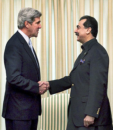 US Senator John Kerry with Pakistan's Prime Minister Yusuf Raza Gilani