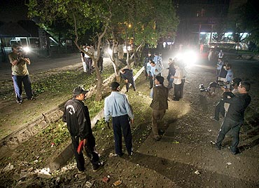 Police and journalists surround the site of an explosion in Islamabad on April 7, 2010