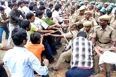 Police lathi-charge Telangana supporters