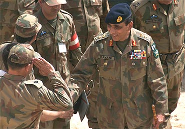 Pakistani Army Chief Ashfaq Parvez Kayani shakes hands with army officers as he arrives to attend a military exercise at Bahawalpur, in Pakistan's Punjab province
