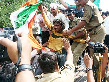 Pro-Telangana students being detained by policemen