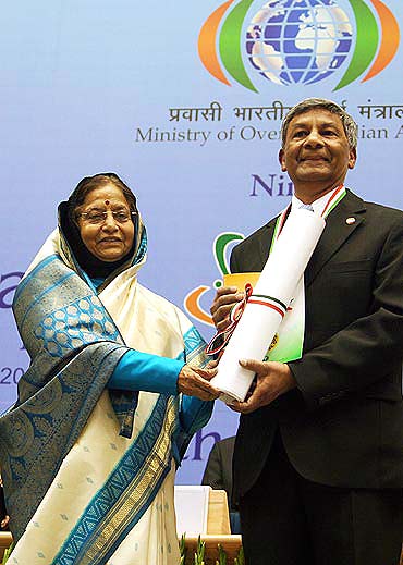 Ashook Kumar Ramsaran getting the award