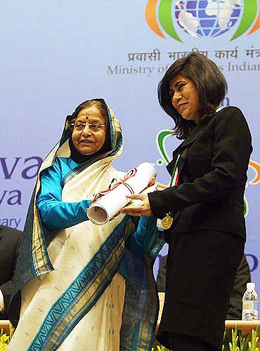 Prof Veena Harbhagwan Sahajwalla getting her award