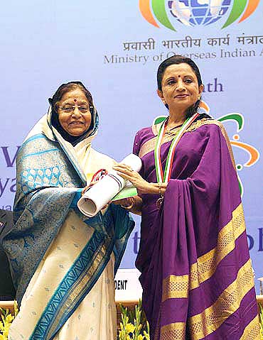 Lata Pada getting her award from the President