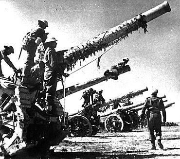 Archival photo shows Indian soldiers manning British medium artillery guns during World War II