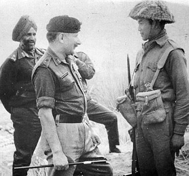 Undated photo shows General Sam Manekshaw interacting with a trooper during the 1971 war