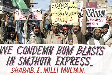 Pakistanis chant anti-India slogans in Multan