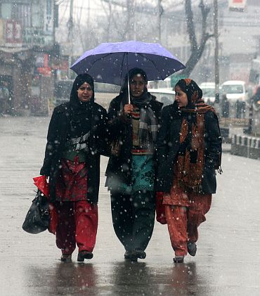 Kashmiris brave unusually harsh winter