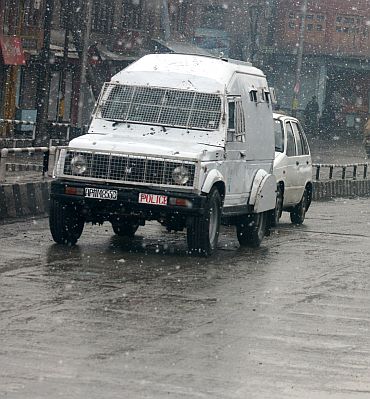 Kashmiris brave unusually harsh winter