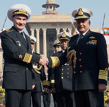 Chief of Naval Staff Admiral Nirmal Verma receiving his Russian counterpart Admiral Vladimir Sergeevich Vysotskiy in New Delhi
