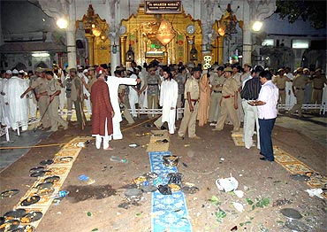 Security personnel inspect the site of a bomb blast at the shrine of Sufi saint Khwaja Moinuddin Chisty in Ajmer October 11, 2007