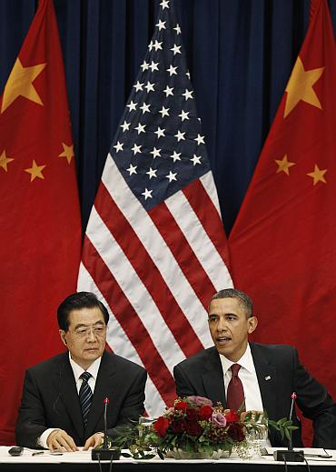 Obama and Chinese President Hu Jintao (L) attend a meeting with business leaders
