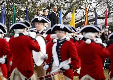 Barack Obama (R) and Hu Jintao watch a ceremonial marching band