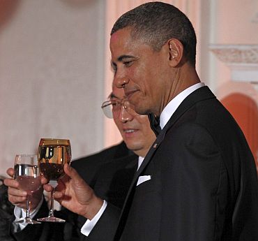 US President Barack Obama toasts with Chinese President Hu Jintao