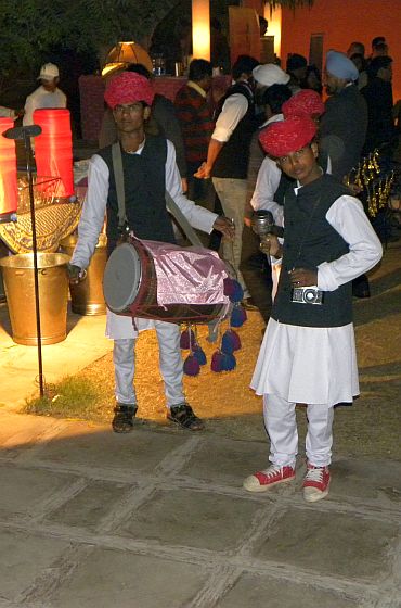 Folk performers at the Diggi Palace