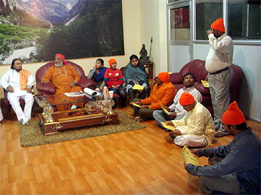 The delegation of Pakistani Hindus with Kalkaji temple Mahant Surendra Nath Avadhoot (2nd left) in New Delhi