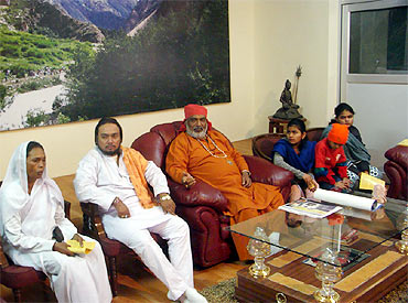 Maharaj Ram Nath Mishra (2nd left) with Kalkaji Mahant in New Delhi