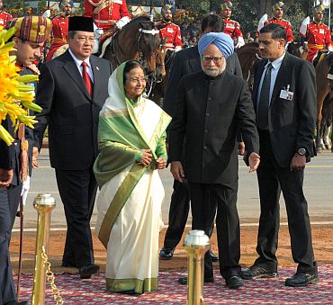 Indonesian President Susilo Bambang Yudhoyono and President Pratibha Patil being received by the PM