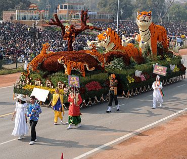 The tableau of Central Public Works Department passes through Rajpath