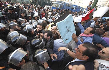 Anti-government protesters clash with the police in downtown Cairo