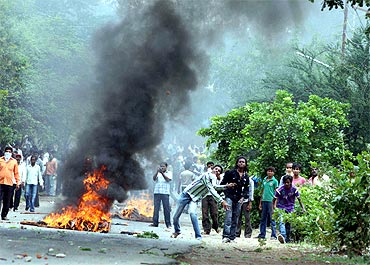 Pro-Telangana students protest outside Osmania University