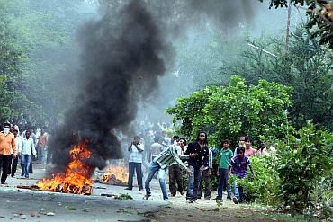 Andhra continues to remain tense over the Telangana issue