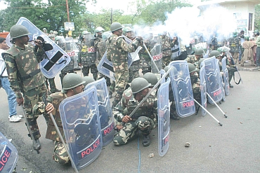 Police fire teargas shells as Telangana supporters run amok in the region