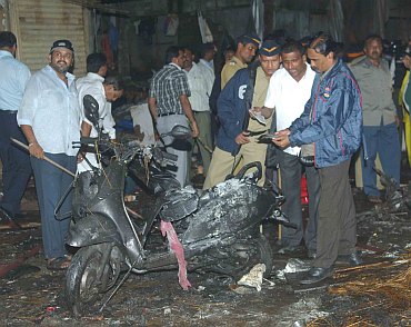Members of the Bomb Squad and Mumbai police at Zaveri Bazaar