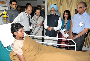 Prime Minister Manmohan Singh visits the blast victims
